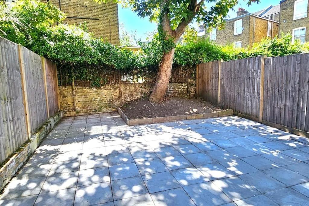 Flat In Queens Park Londra Exterior foto